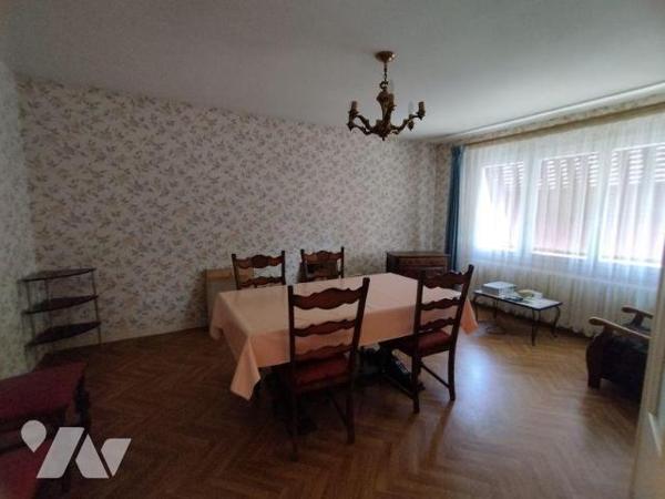 Maison élevée sur sous-sol, comprenant: cuisine, arrière-cuisine, bureau-salon, salle à manger,...