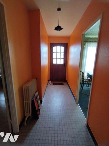 Maison élevée sur sous-sol, comprenant: cuisine, arrière-cuisine, bureau-salon, salle à manger,...