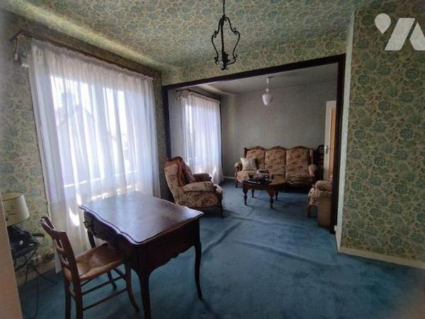 Maison élevée sur sous-sol, comprenant: cuisine, arrière-cuisine, bureau-salon, salle à manger,...