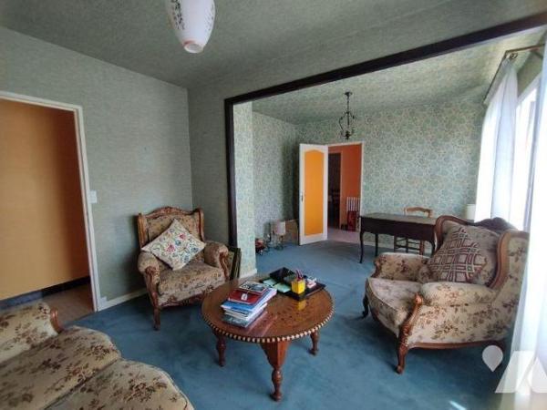 Maison élevée sur sous-sol, comprenant: cuisine, arrière-cuisine, bureau-salon, salle à manger,...