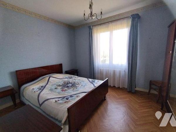 Maison élevée sur sous-sol, comprenant: cuisine, arrière-cuisine, bureau-salon, salle à manger,...