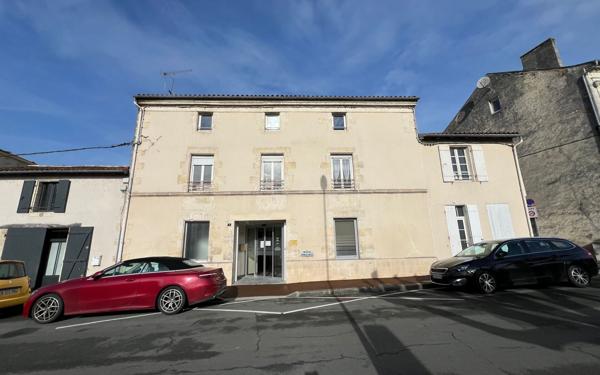 Appartement à vendre    1 pièce • 286 m2 Saint-Jean-d'Angély