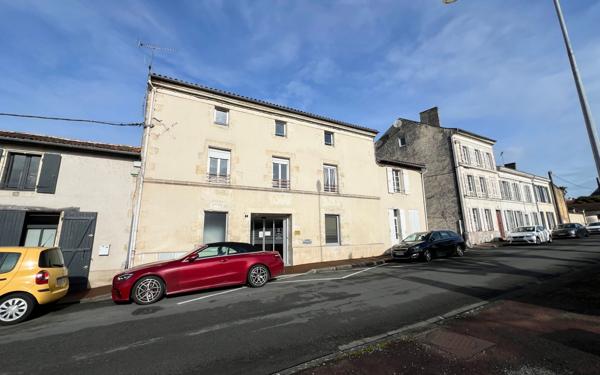 Appartement à vendre    1 pièce • 286 m2 Saint-Jean-d'Angély