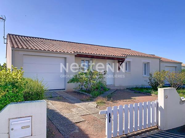 A Vendre Maison de plain pied située à Lucon, 3 chambres, 2 garages, jardin. Proximité centre commercial.