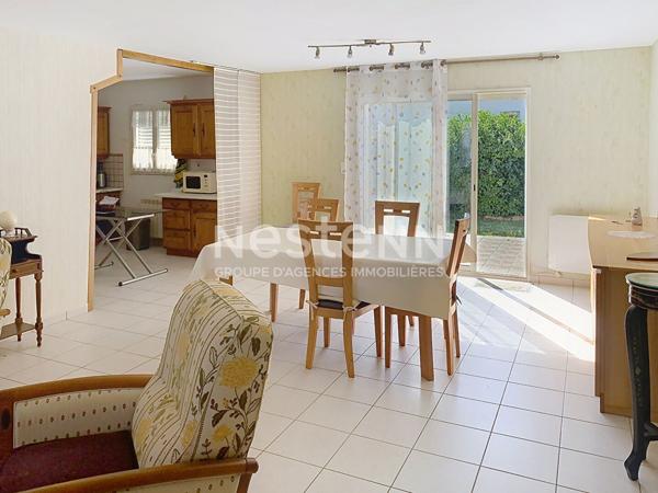 A Vendre Maison de plain pied située à Lucon, 3 chambres, 2 garages, jardin. Proximité centre commercial.