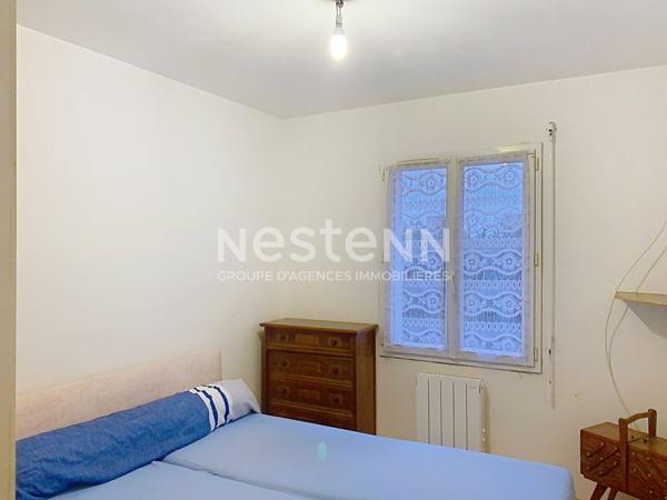 A Vendre Maison de plain pied située à Lucon, 3 chambres, 2 garages, jardin. Proximité centre commercial.