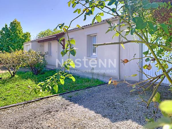 A Vendre Maison de plain pied située à Lucon, 3 chambres, 2 garages, jardin. Proximité centre commercial.