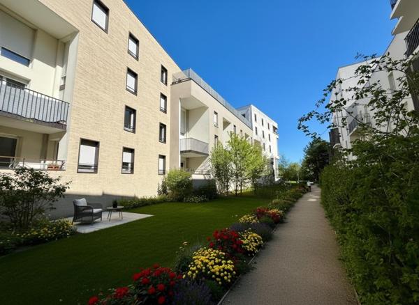Duplex lumineux avec terrasse à deux pas de la gare cadre de vie idéal