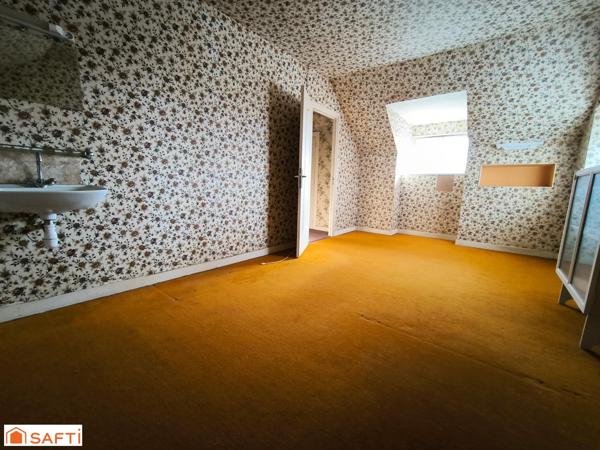 ANCIENNE ECOLE PLUS UN HANGAR DE 277M² PLUS DEPENDANCE