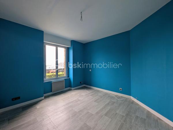 Situé en plein centre de Landévant, à proximité immédiate des commerces, écoles et services, cet appartement de 99 m² se trouve au 1er étage d’une petite copropriété de 3 lots.

L’appartement offre une belle pièce de vie lumineuse avec cuisine ouverte, idéale pour un usage quotidien confortable. L’espace nuit se compose de trois chambres, d’une salle de bains équipée d’une baignoire et d’une douche, ainsi que d’un WC indépendant.

Une place de stationnement privative complète ce bien.

Bien fonctionnel, aux volumes agréables, il conviendra aussi bien pour une résidence principale que pour un investissement locatif.

Contactez moi pour plus de renseignement ou pour organiser une visite !