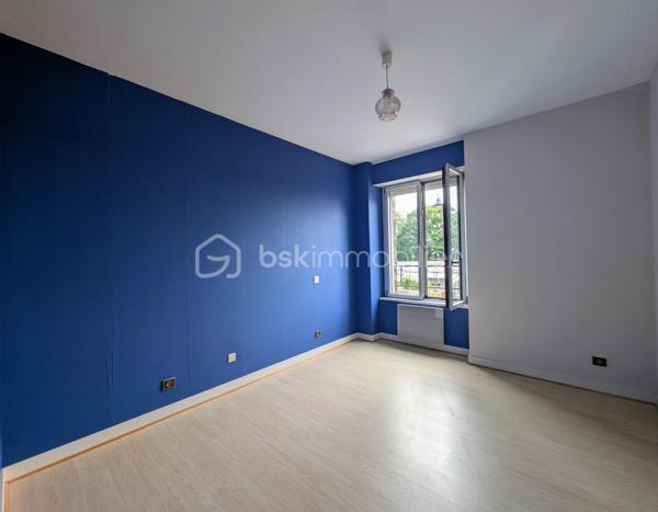 Situé en plein centre de Landévant, à proximité immédiate des commerces, écoles et services, cet appartement de 99 m² se trouve au 1er étage d’une petite copropriété de 3 lots.

L’appartement offre une belle pièce de vie lumineuse avec cuisine ouverte, idéale pour un usage quotidien confortable. L’espace nuit se compose de trois chambres, d’une salle de bains équipée d’une baignoire et d’une douche, ainsi que d’un WC indépendant.

Une place de stationnement privative complète ce bien.

Bien fonctionnel, aux volumes agréables, il conviendra aussi bien pour une résidence principale que pour un investissement locatif.

Contactez moi pour plus de renseignement ou pour organiser une visite !