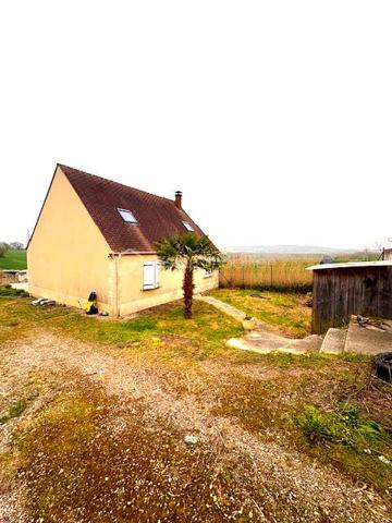 AU CALME !!
Dans ce havre de paix, venez découvrir à 2 pas l' autoroute A1, cette maison individuelle disposant d' une entrée donnant sur une pièce principale avec cuisine ouverte, quatre chambres dont une au rez-de-chaussée, une salle d' eau, un wc et un abri-jardin.
Le tout édifié sur un terrain de 750 m2.
Un bon rafraîchissement sera à prévoir.