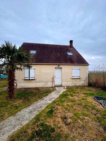 AU CALME !!
Dans ce havre de paix, venez découvrir à 2 pas l' autoroute A1, cette maison individuelle disposant d' une entrée donnant sur une pièce principale avec cuisine ouverte, quatre chambres dont une au rez-de-chaussée, une salle d' eau, un wc et un abri-jardin.
Le tout édifié sur un terrain de 750 m2.
Un bon rafraîchissement sera à prévoir.