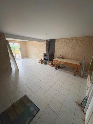 AU CALME !!
Dans ce havre de paix, venez découvrir à 2 pas l' autoroute A1, cette maison individuelle disposant d' une entrée donnant sur une pièce principale avec cuisine ouverte, quatre chambres dont une au rez-de-chaussée, une salle d' eau, un wc et un abri-jardin.
Le tout édifié sur un terrain de 750 m2.
Un bon rafraîchissement sera à prévoir.