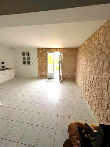 AU CALME !!
Dans ce havre de paix, venez découvrir à 2 pas l' autoroute A1, cette maison individuelle disposant d' une entrée donnant sur une pièce principale avec cuisine ouverte, quatre chambres dont une au rez-de-chaussée, une salle d' eau, un wc et un abri-jardin.
Le tout édifié sur un terrain de 750 m2.
Un bon rafraîchissement sera à prévoir.