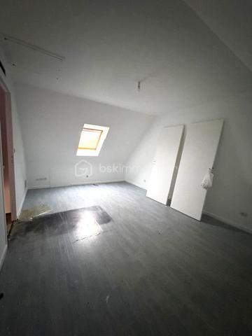 AU CALME !!
Dans ce havre de paix, venez découvrir à 2 pas l' autoroute A1, cette maison individuelle disposant d' une entrée donnant sur une pièce principale avec cuisine ouverte, quatre chambres dont une au rez-de-chaussée, une salle d' eau, un wc et un abri-jardin.
Le tout édifié sur un terrain de 750 m2.
Un bon rafraîchissement sera à prévoir.