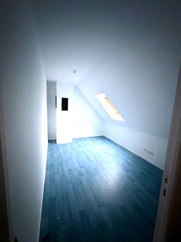 AU CALME !!
Dans ce havre de paix, venez découvrir à 2 pas l' autoroute A1, cette maison individuelle disposant d' une entrée donnant sur une pièce principale avec cuisine ouverte, quatre chambres dont une au rez-de-chaussée, une salle d' eau, un wc et un abri-jardin.
Le tout édifié sur un terrain de 750 m2.
Un bon rafraîchissement sera à prévoir.