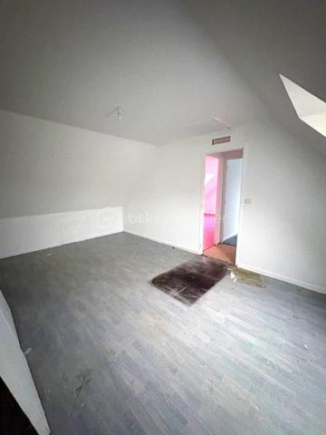 AU CALME !!
Dans ce havre de paix, venez découvrir à 2 pas l' autoroute A1, cette maison individuelle disposant d' une entrée donnant sur une pièce principale avec cuisine ouverte, quatre chambres dont une au rez-de-chaussée, une salle d' eau, un wc et un abri-jardin.
Le tout édifié sur un terrain de 750 m2.
Un bon rafraîchissement sera à prévoir.