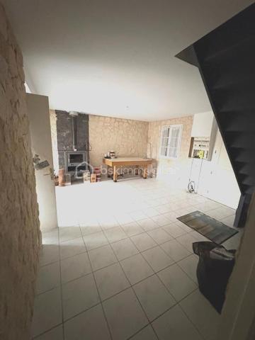 AU CALME !!
Dans ce havre de paix, venez découvrir à 2 pas l' autoroute A1, cette maison individuelle disposant d' une entrée donnant sur une pièce principale avec cuisine ouverte, quatre chambres dont une au rez-de-chaussée, une salle d' eau, un wc et un abri-jardin.
Le tout édifié sur un terrain de 750 m2.
Un bon rafraîchissement sera à prévoir.