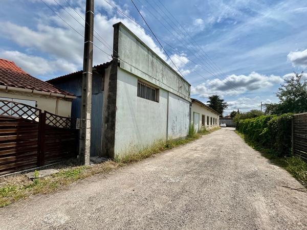 ENTREPOT à VILLENEUVE SUR LOT. Nous sommes ravis de vous présenter cet entrepôt spacieux et polyvalent de 480m², situé sur un terrain de 1400m² à proximité immédiate du centre-ville. Cette propriété unique offre une combinaison parfaite de fonctionnalité , Villeneuve sur lot