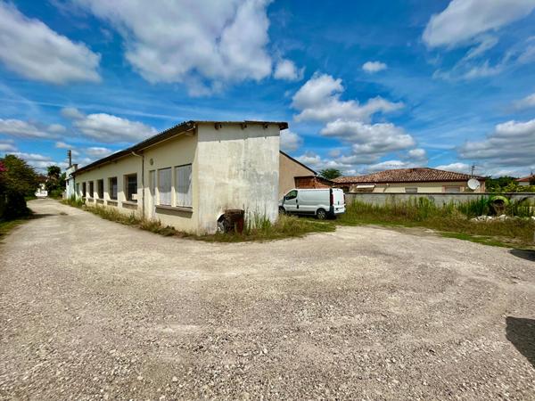 ENTREPOT à VILLENEUVE SUR LOT. Nous sommes ravis de vous présenter cet entrepôt spacieux et polyvalent de 480m², situé sur un terrain de 1400m² à proximité immédiate du centre-ville. Cette propriété unique offre une combinaison parfaite de fonctionnalité , Villeneuve sur lot