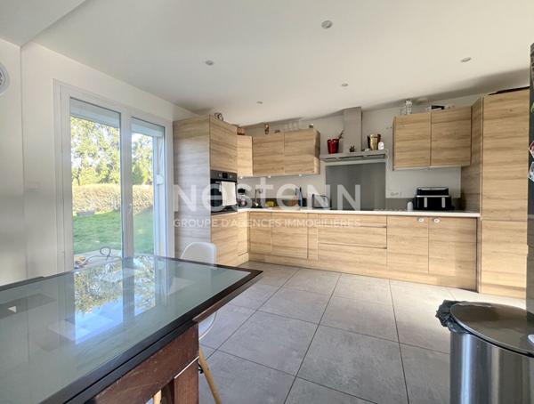 Maison individuelle familiale avec 4 chambres et bureau.