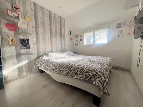 Maison individuelle familiale avec 4 chambres et bureau.