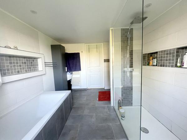 Maison individuelle familiale avec 4 chambres et bureau.