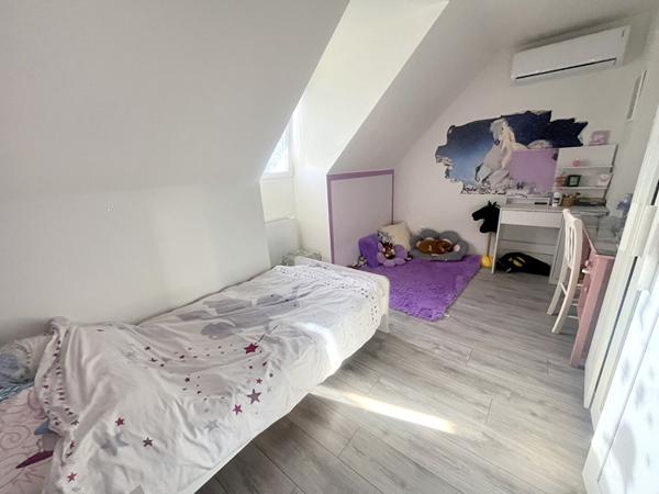 Maison individuelle familiale avec 4 chambres et bureau.