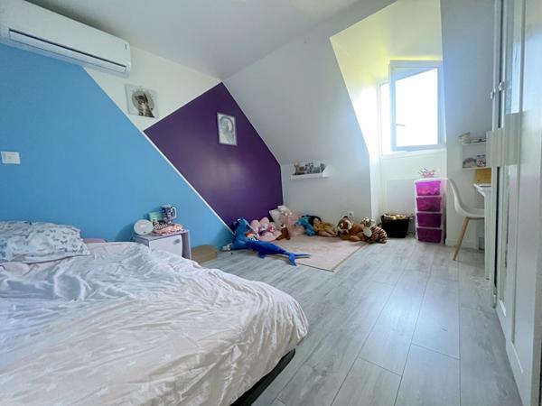 Maison individuelle familiale avec 4 chambres et bureau.