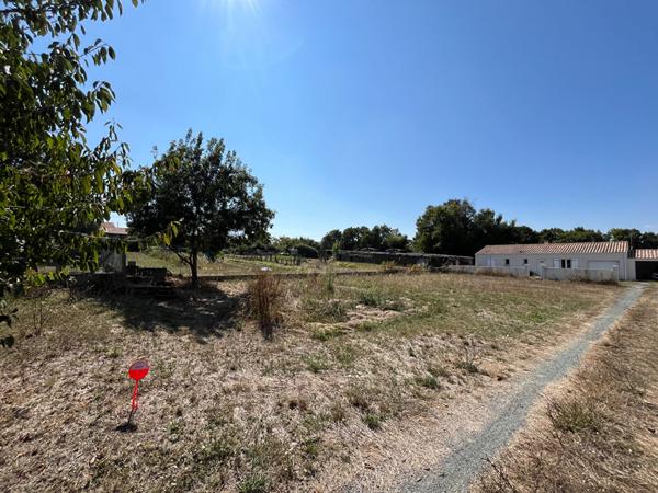 Terrain constructible à Saint Jean De Liversay