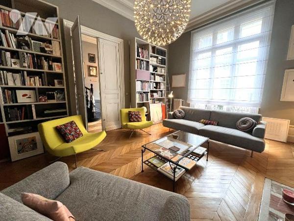  BORDEAUX CENTRE - HOTEL PARTICULIER

Situé dans l'un des quartiers les plus prisés de Bordea...