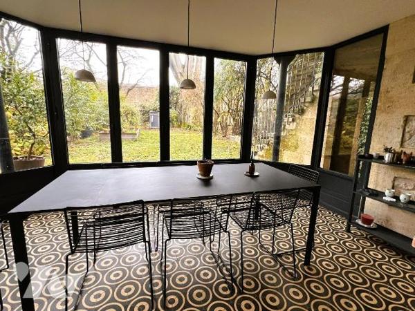  BORDEAUX CENTRE - HOTEL PARTICULIER

Situé dans l'un des quartiers les plus prisés de Bordea...