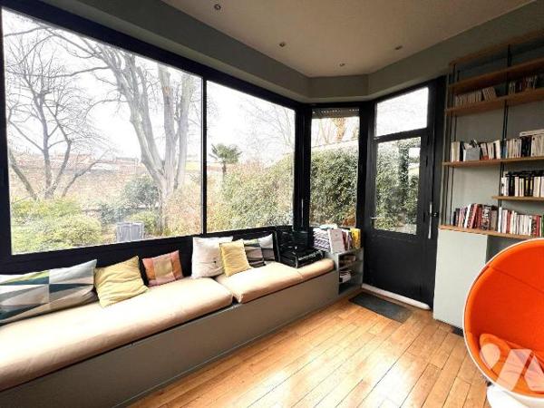  BORDEAUX CENTRE - HOTEL PARTICULIER

Situé dans l'un des quartiers les plus prisés de Bordea...