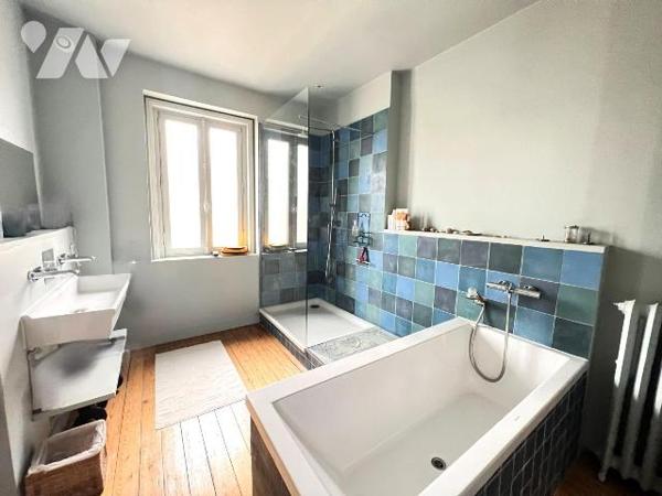  BORDEAUX CENTRE - HOTEL PARTICULIER

Situé dans l'un des quartiers les plus prisés de Bordea...