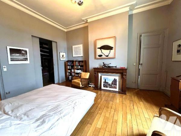  BORDEAUX CENTRE - HOTEL PARTICULIER

Situé dans l'un des quartiers les plus prisés de Bordea...