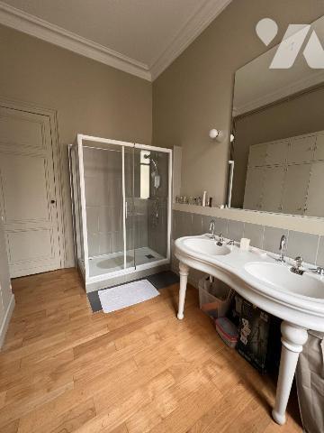  BORDEAUX CENTRE - HOTEL PARTICULIER

Situé dans l'un des quartiers les plus prisés de Bordea...