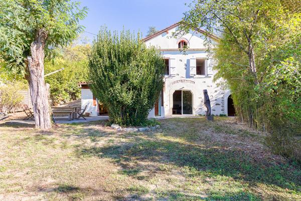 Maison et dépendance à l’abri des regards