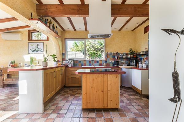 Maison et dépendance à l’abri des regards
