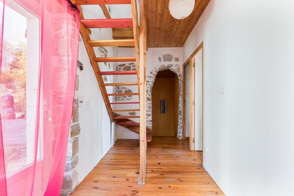 Maison et dépendance à l’abri des regards