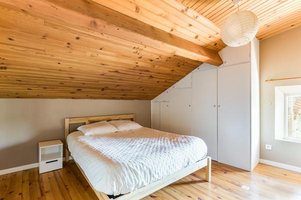 Maison et dépendance à l’abri des regards