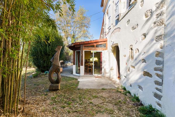 Maison et dépendance à l’abri des regards