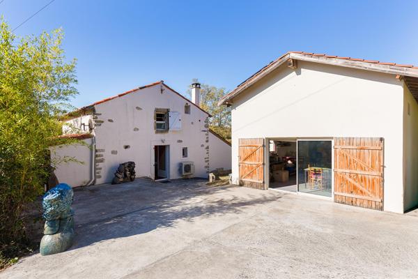 Maison et dépendance à l’abri des regards