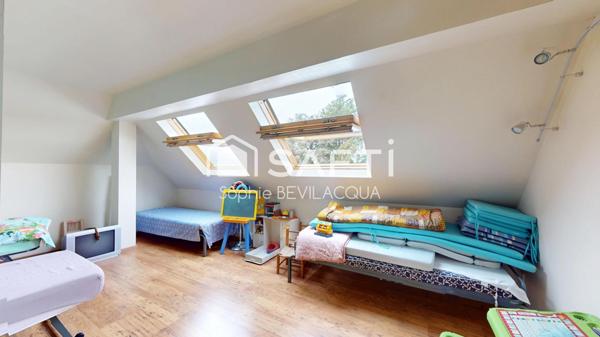 MAISON INDIVIDUELLE SANS VIS A VIS 5 CHAMBRES AVEC SOUS SOL TERRAIN PLAT 3500M² PISCINE