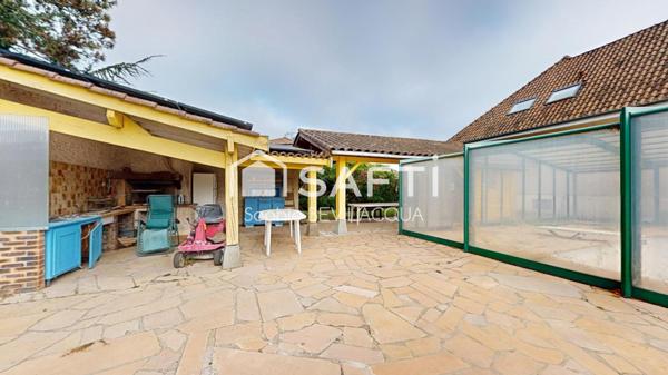 MAISON INDIVIDUELLE SANS VIS A VIS 5 CHAMBRES AVEC SOUS SOL TERRAIN PLAT 3500M² PISCINE