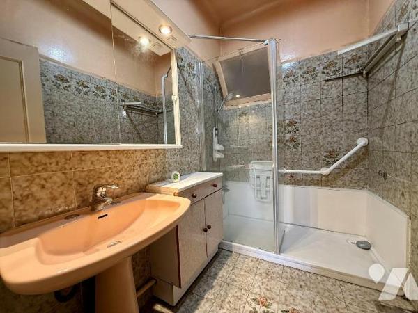 VENTE INTERACTIVE par appels d'offres (système d'enchères en ligne).
Le prix indiqué constitue...