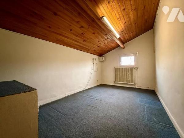 VENTE INTERACTIVE par appels d'offres (système d'enchères en ligne).
Le prix indiqué constitue...