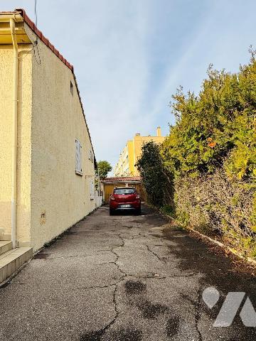 VENTE INTERACTIVE par appels d'offres (système d'enchères en ligne).
Le prix indiqué constitue...