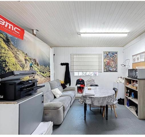 À VENDRE – MURS COMMERCIAUX LIBRES – EMPLACEMENT DE CHOIX