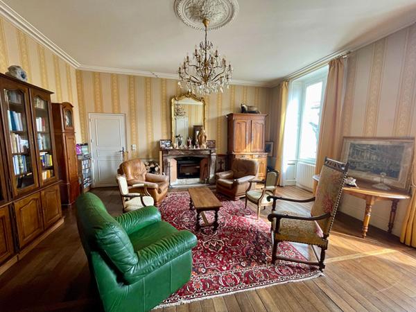 Maison spacieuse à vendre à Valence en Poitou - 7 pièces, 266 m²